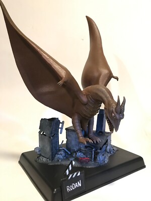 2000 Aurora Rodan Plastic Model Kit Pro Painted Builtup! Mint! Complete!-image