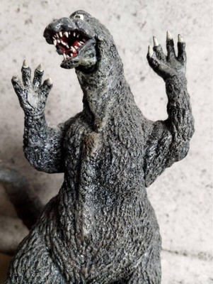 m12 Garage Kit Godzilla Figure Approx. 15cm With Wooden Pedestal-image