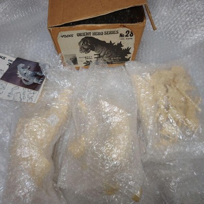 Volks Godzilla Mothra Battlegarage Kit Unassembled-image